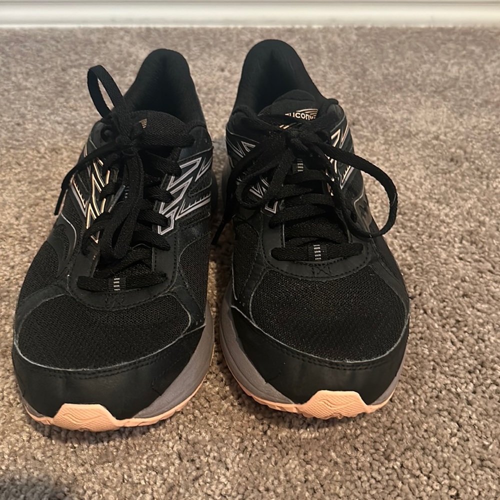 WOMENS 11.5 SAUCONY RUNNING SHOE (fits more like an 10.5-11)